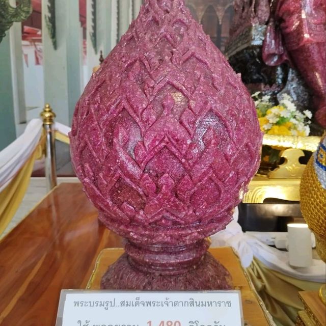 พระบรมรูปหล่อสมเด็จพระเจ้าตากสินมหาราช (พลอยแดง)