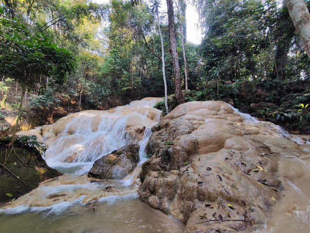 ชมน้ำตกหินปูนสุดงดงาม ในอำเภอเชียงดาว ⛰️