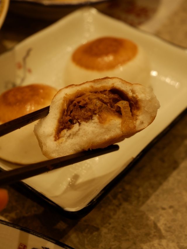 「屯門上海菜，蟹粉年糕和油爆蝦出色」