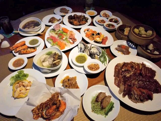 บุฟเฟต์มื้อเย็นสุดอลังที่โรงแรม The Emerald