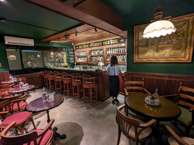 藍晒圖園區內的英倫風情小酒吧：Bar Rich & Pizza Face
