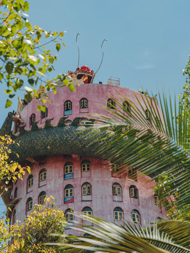 【タイ🇹🇭】インパクトありすぎ！龍が巻き付いている建物！