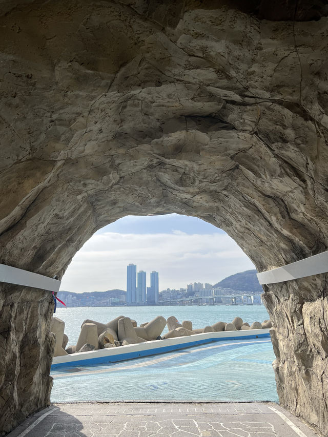 부산 여행 이색 동굴 포토존 ‘흰여울문화마을 해안 동굴 터널’