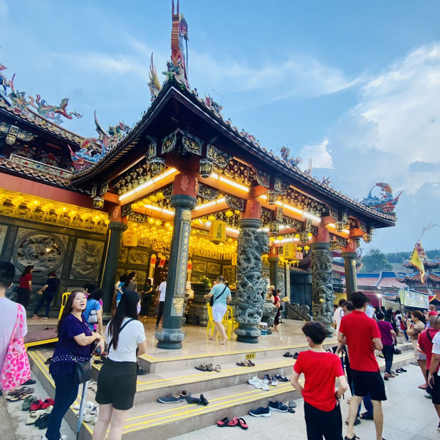 Largest Dancing Fountain in Malaysia! ⛲️ Gigantic Chinese Temple