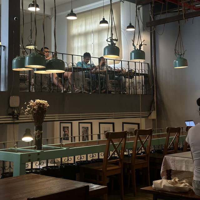 ร้านกาแฟใจกลางเมืองตรังดีไซน์เก๋ GRAY 18 CAFE’
