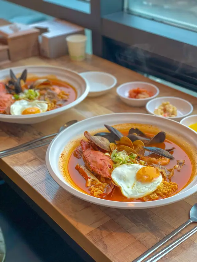 A must-visit seafood ramen restaurant in Gangneung