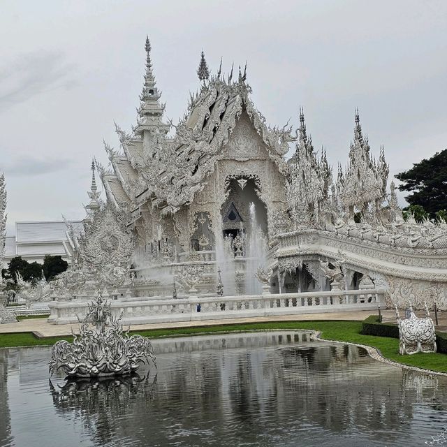 เที่ยวเชียงราย ไหว้พระวัดร่องขุ่นสวรรค์บนดิน