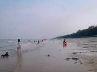 เล่นน้ำทะเลที่ “หาดชะอำ“ 🏖️