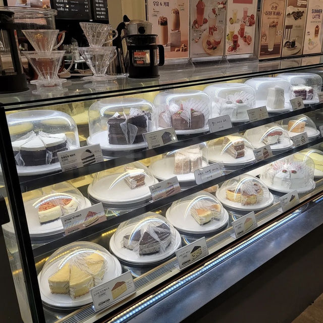 【韓国】美味しそうなケーキが並ぶコーヒーナム🌲コンデ入口店 