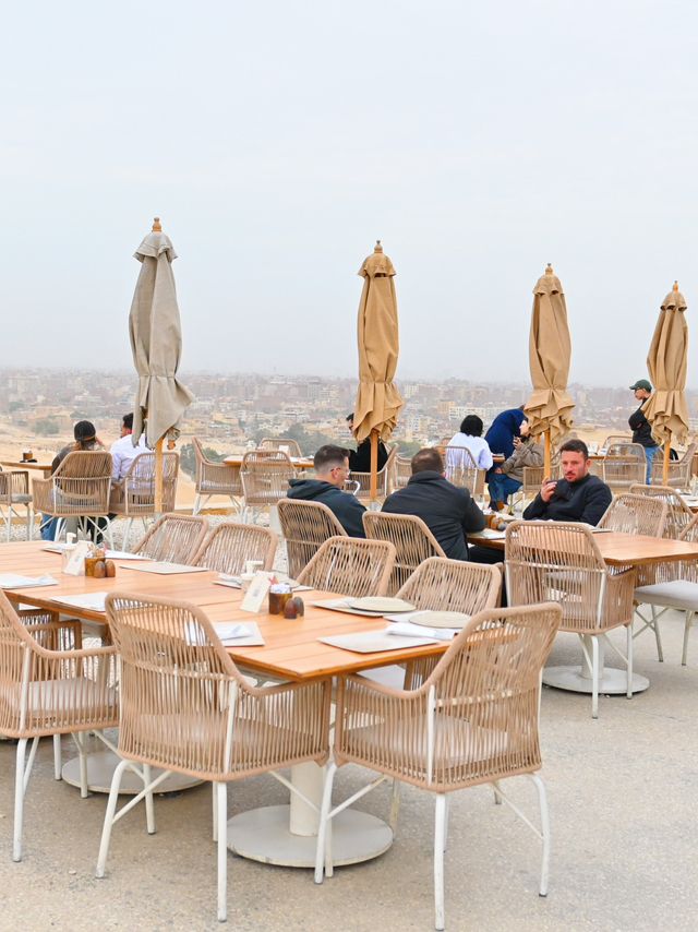 9 Pyramids Lounge 