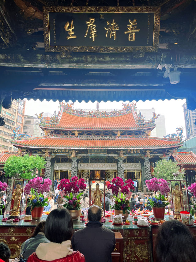 ขอพรแบบปังๆ ที่วัดหลงซาน | Longshan Temple