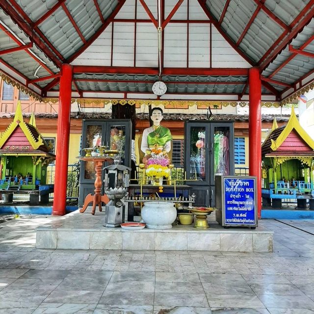สักการะหลวงพ่อโพธิ์ พระพุทธรูปศิลาสมัยสุโขทัย