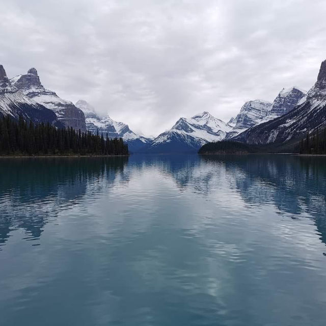 Maligne Lake: Serenity in the Canadian Rockies