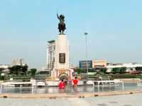 泰國曼谷歷史紀念碑公園推薦：Wongwian Yai วงเวียนใหญ่塔克辛紀念碑公園。適合拍照打卡遊玩、了解歷史