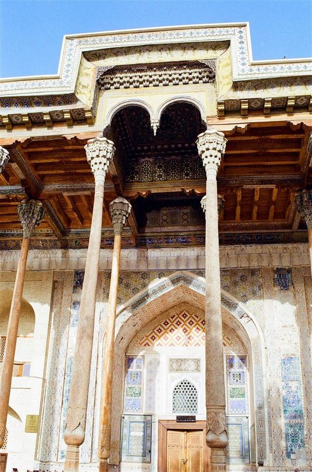 A Sight of Architectural Wonder — "Supersized Chopsticks" at the Bolo Hauz Mosque of Bukhara