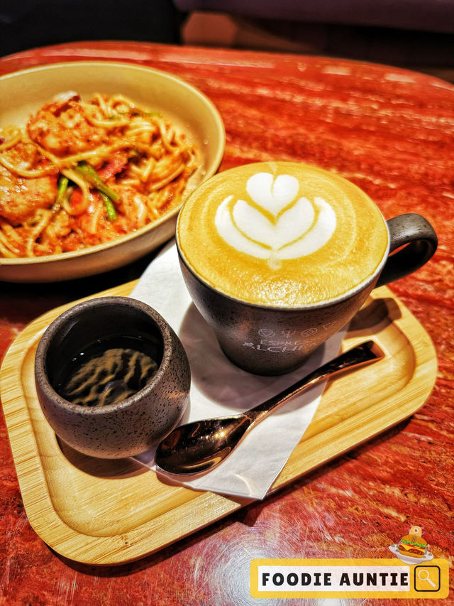 👽 食神大媽《鰂魚涌｜空間感十足品味咖啡店》