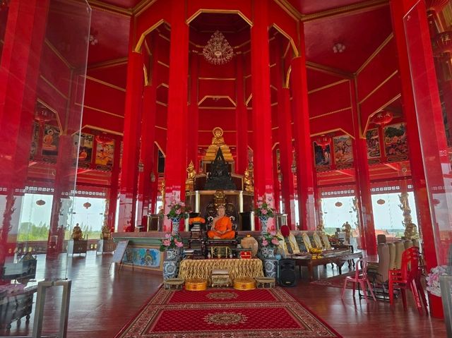 วัดเพชรสุวรรณเป็นวัดที่สวยงามแห่งหนึ่งใน เพชรบุรี