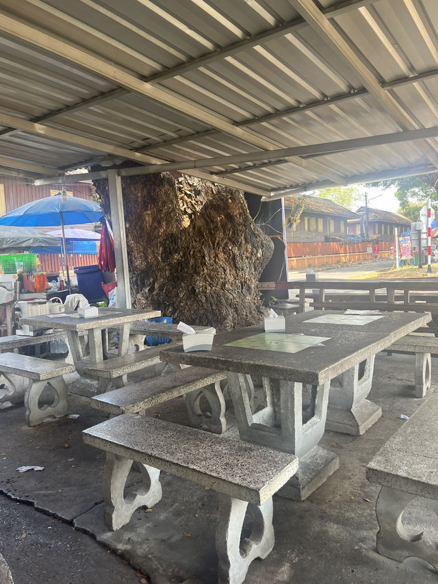 ส้มตำยายขัน ริมทางรถไฟสุดแซ่บ