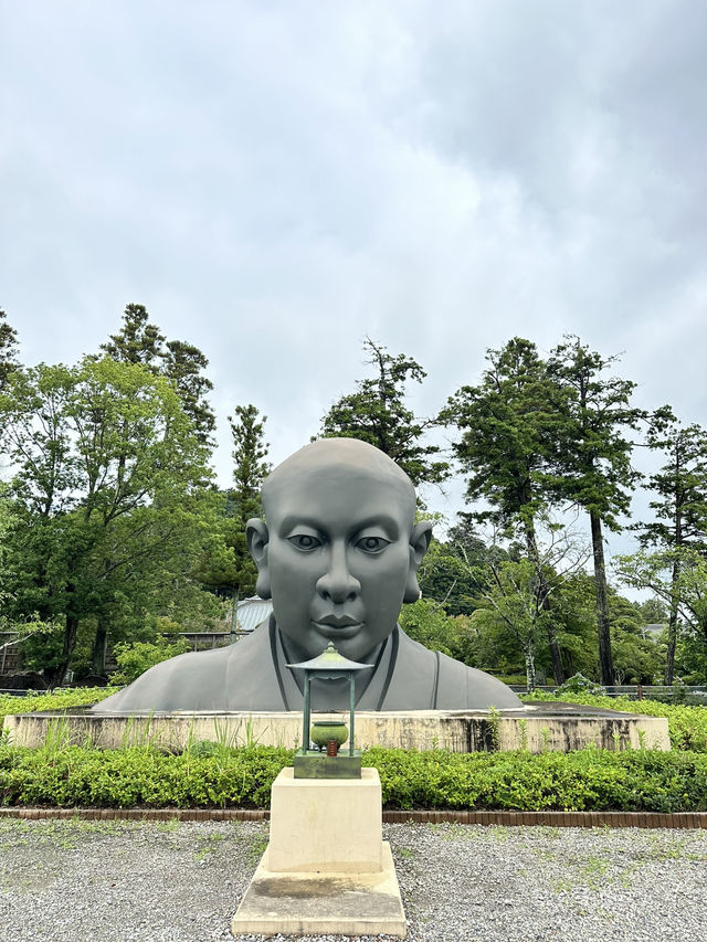 【茨城】そびえ立つ顔だけの像