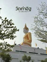 พระพุทธรูปองค์ใหญ่ ริมน้ำบางปะกง ที่วัดท่าอิฐ