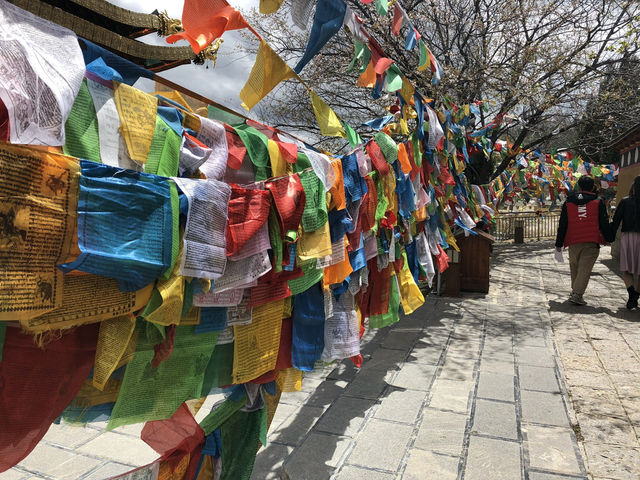 【松賛林寺｜Songzanlin Monastery】 “ミニポタラ宮”とも呼ばれる、チベット文化が息づく壮麗な寺院