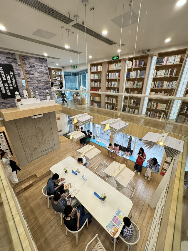 【深圳】 燈塔圖書館：全深圳最靠海的白色圖書館