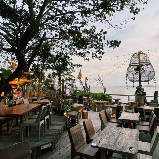 Laguna Cafe Bangsaen (ลากูน่า คาเฟ่ บางแสน)
