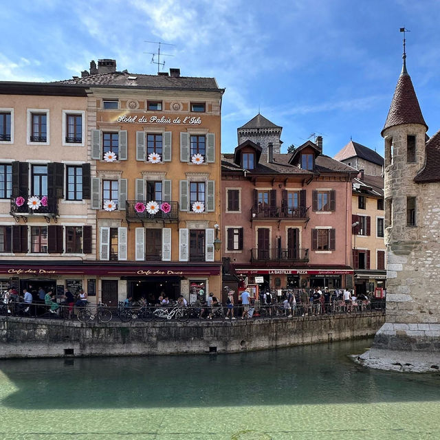 🚣‍♀️🌿 Annecy’s Canals: A Fairytale Stroll Through the "Venice of the Alps