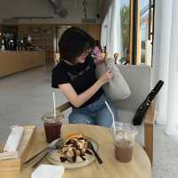 ☕ Good Neighbor Cafe – คาเฟ่มินิมอลสุดชิคในมหาชัย