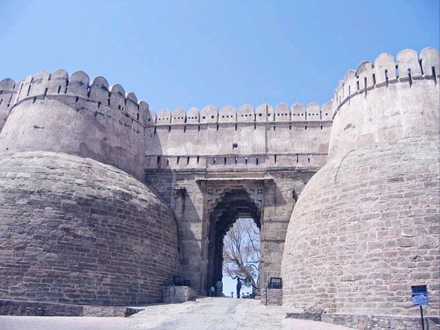 🏯 Kumbhalgarh: The Fortress That Touched the Sky and Echoed a Kingdom’s Spirit