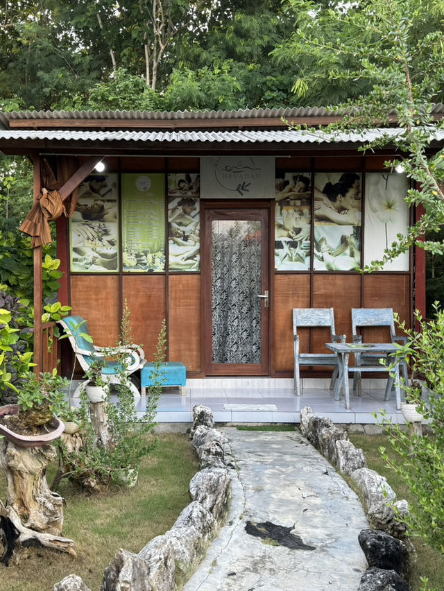 Staying close to woods in Lembongan
