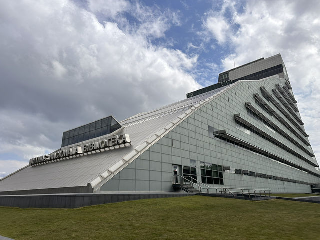 【ラトビア国立図書館｜静かに過ごせる現代建築と展望の空間】  美しい建物で感じる、文化と落ち着きのひととき