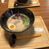 市場裡的隱藏系拉麵店，麺家ゆきたく的濃湯與叉燒飯太可以