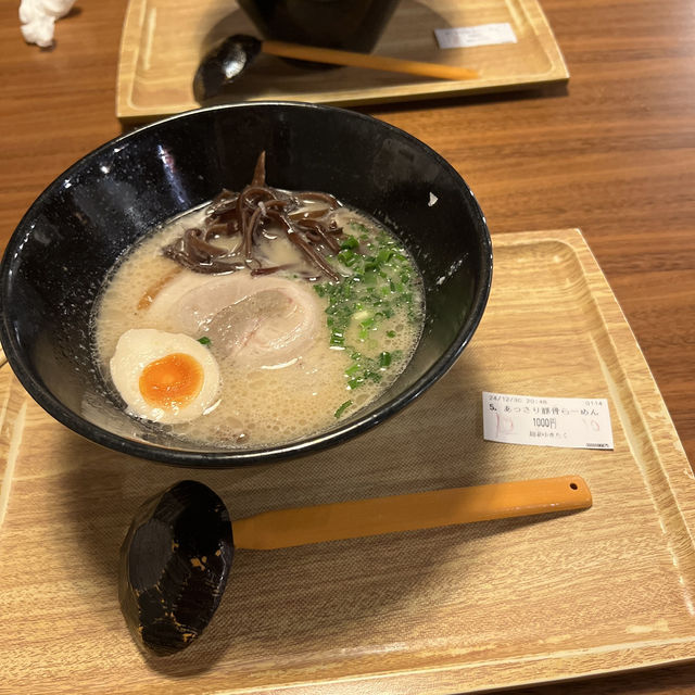市場裡的隱藏系拉麵店，麺家ゆきたく的濃湯與叉燒飯太可以
