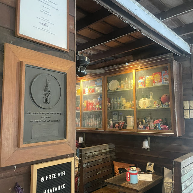 ร้านสี่แยกหัวตะเข้คาเฟ่แอนด์เกสต์เฮ้าส์ 