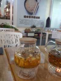 The cafe, blends a floral boutique charm with a vegetarian menu that surprises with its creativity 