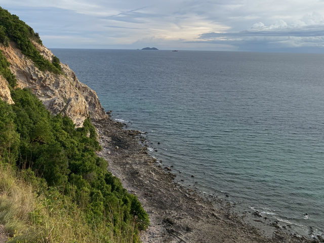 จุดชมวิวผาหน้ายักษ์ เกาะล้านน⛰️🌤️✨