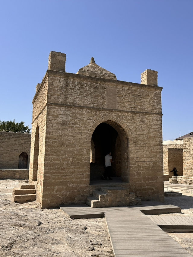 【Atashgah／アタシュガー火の寺院｜バクー郊外の“永遠の炎と巡礼の石造聖地”】