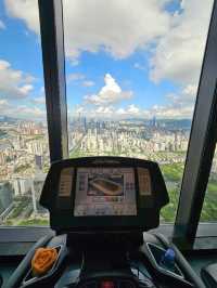 五星級酒店的高空泳池及健身室