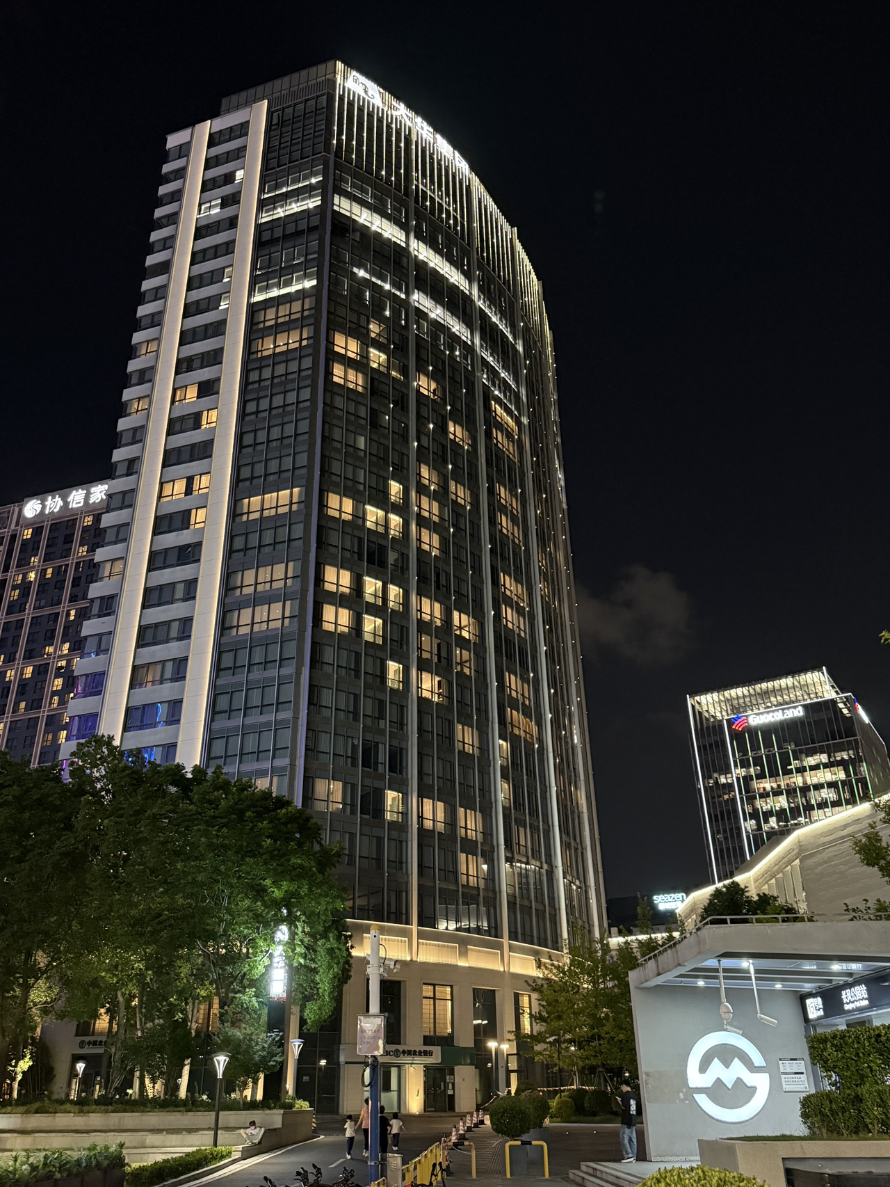 If ever you found yourself in Shanghai and in need of a hotel, this is the one for you! 
I booked two rooms for two night for me and my kids.
At first i didn't expect much, but from the moment i stepped into the hotel it was a truly five star experience from the staff to the room. 
The room was spacious with a sleek and modern look, the bathroom is a work of art. And the view of Changfeng park from our room is breathtaking. 
The breakfast menu is delicious with a lot of variety but in case you want to stroll for other menu there's literally a Joy City Mall across the street! 
Also metro station right in front of the hotel. 

Of all the five stars hotels I've stayed in Shanghai, this is by far the most pleasant. ⭐⭐⭐⭐⭐

If you want to stay here there's a slightly cheaper rate from Trip's 'stay voucher' for this hotel 
  #shanghai #mall #hotel #park #metro 