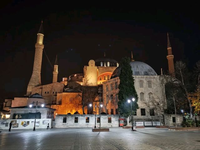 Istanbul After Dark. Night Strolls, City Lights & Pure Vibes 