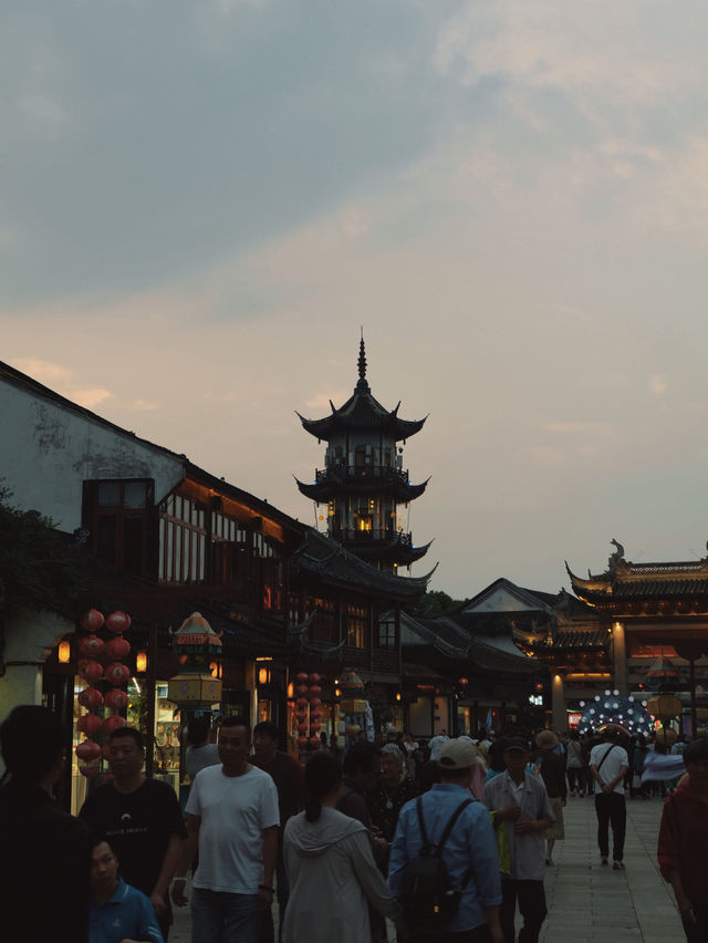 แต่งชุดจีนโบราณเดินเล่นที่เมืองโบราณโจวจวง