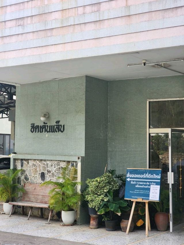 Hidden Lab Café – คาเฟ่ลับบนเขาสามมุข วิวสวย