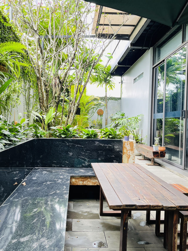 🌿 Nối Café, Da Nang – Where Time Slows in a Vietnamese Courtyard 🕰️☕
