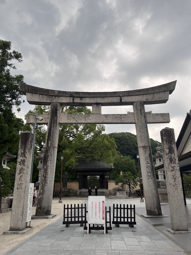 Guide to be able to take pictures of Dazaifu Shrine without the crowd!