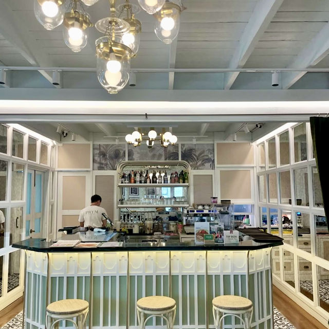 リノベーションされた古い建物を活かしたおしゃれなカフェ＆バー🇹🇭