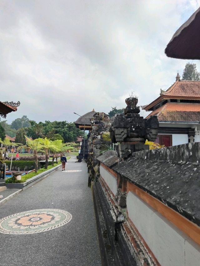 🌺 Ceremonial Reflections: A Walk Through Ulun Danu Beratan Park