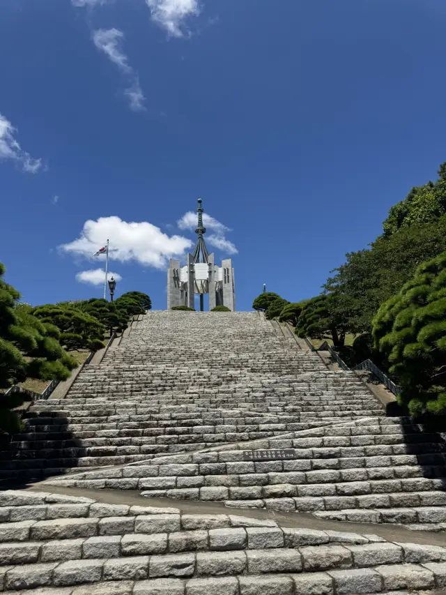 在忠魂塔體會到的歷史與家庭意義