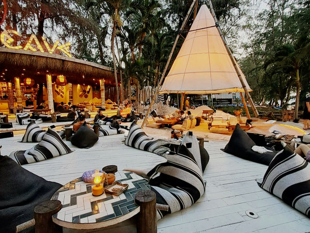 【Pattaya海邊秘境】Cave Beach Club｜波西米亞風海灘餐廳，最佳日落打卡點 🌅
