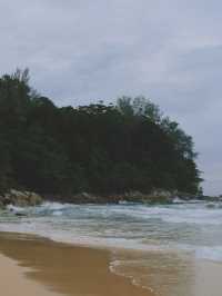 🌴 สะพานไม้หาดในทอน – มุมลับริมทะเลภูเก็ต 🌊